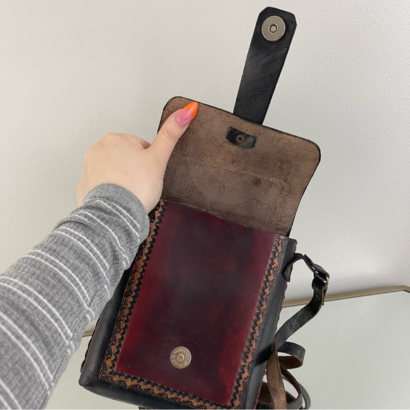 Vintage Hard Shell Tooled Leather Black Tan Red Aztec Graphic Crossbody Bag - Picture 9 of 11